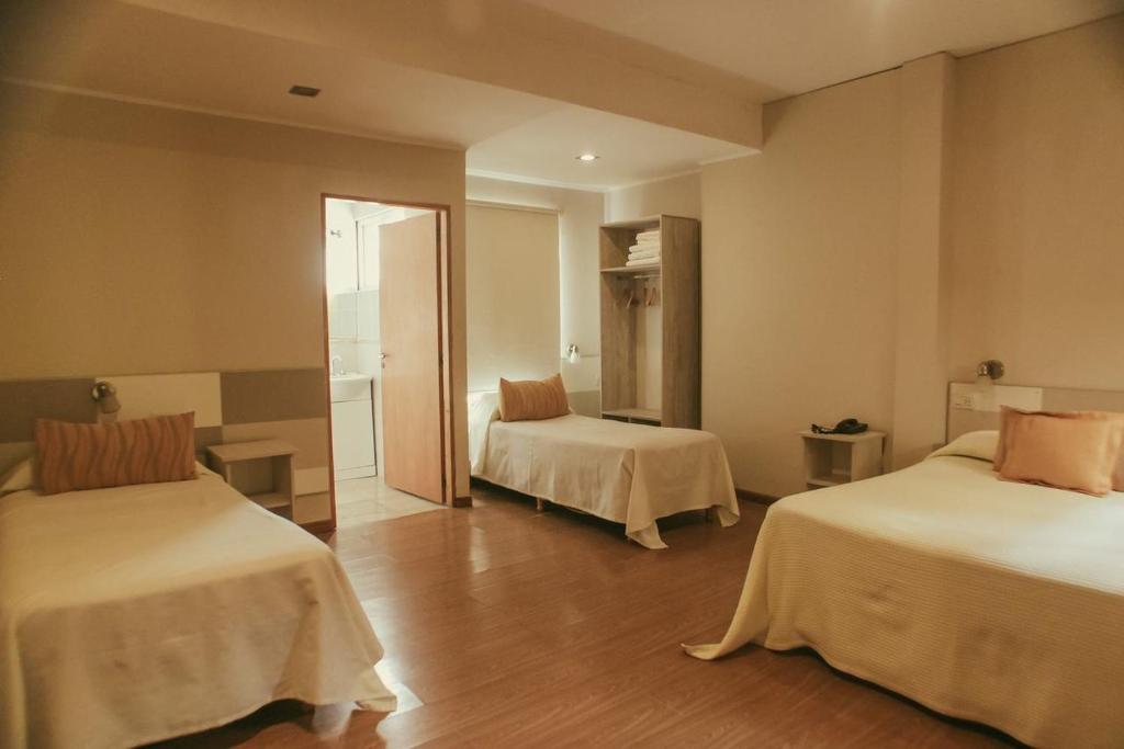 圣拉斐尔艾拉斯酒店的一间酒店客房,房间内设有两张床