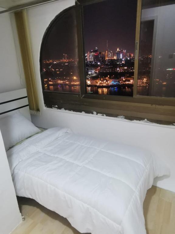 迪拜Cloud9 hostel的一张位于带大窗户的房间内的床铺