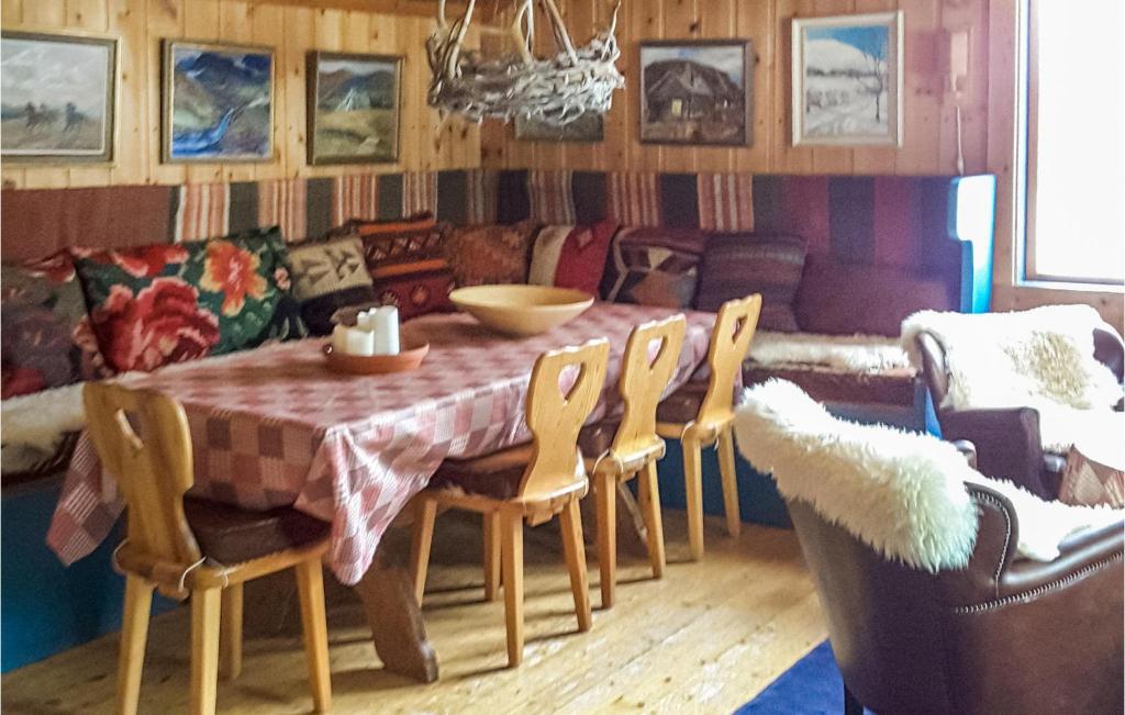 韦姆达伦Lovely Home In Vemdalen With Sauna的一间带桌椅和沙发的用餐室