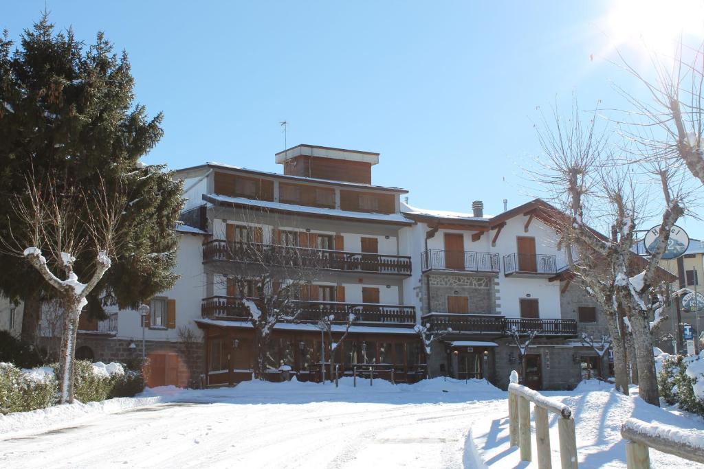 阿贝托内K2酒店及意大利餐厅的前面有雪的大建筑