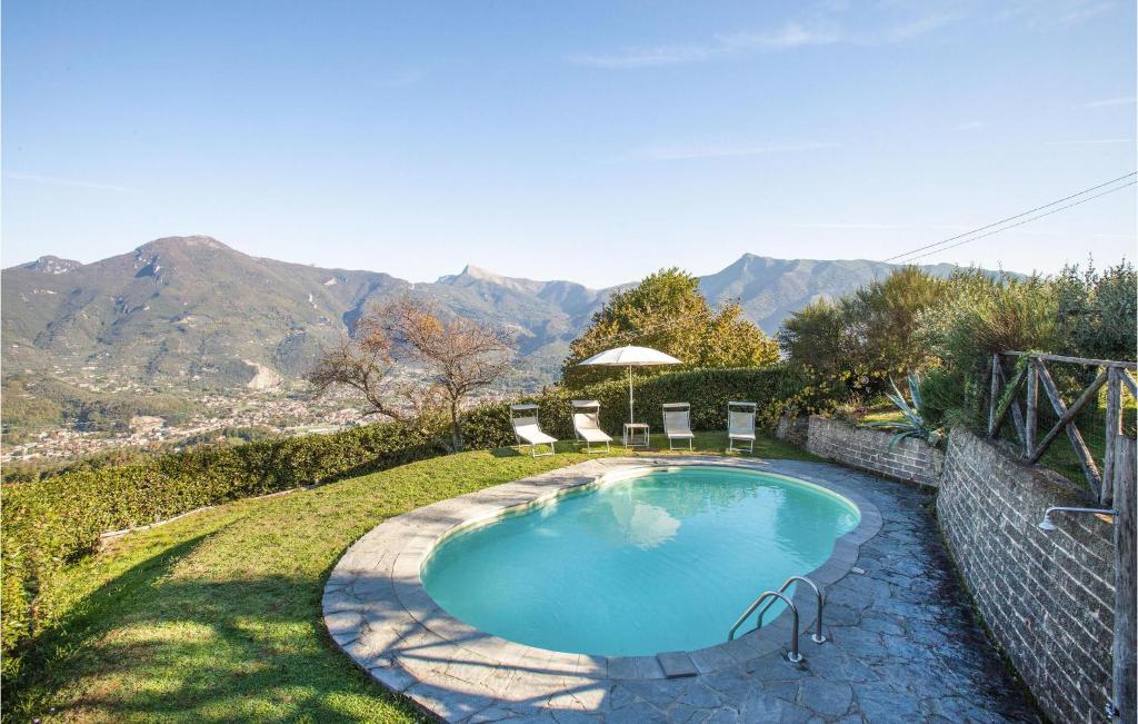 蒙米奥La Piana的一座位于山丘庭院内的游泳池