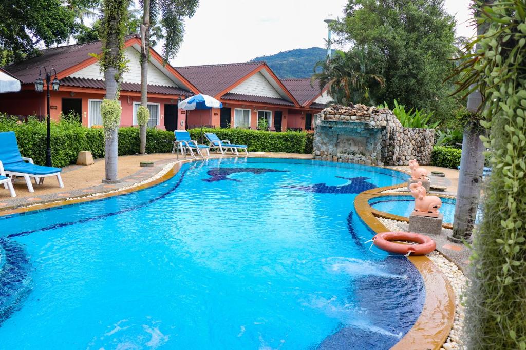 邦涛海滩Andaman Seaside Resort - SHA Extra Plus的游泳池中间有一个孩子