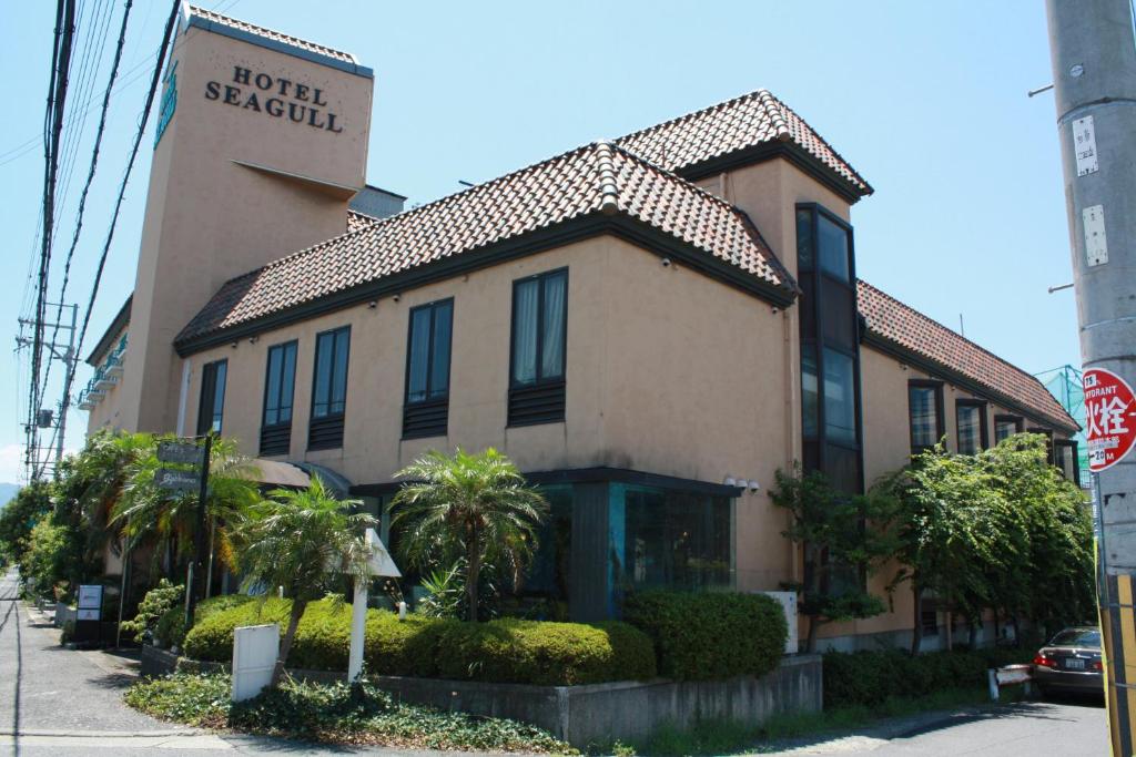 泉佐野海鸥酒店的最近有酒店标志的建筑