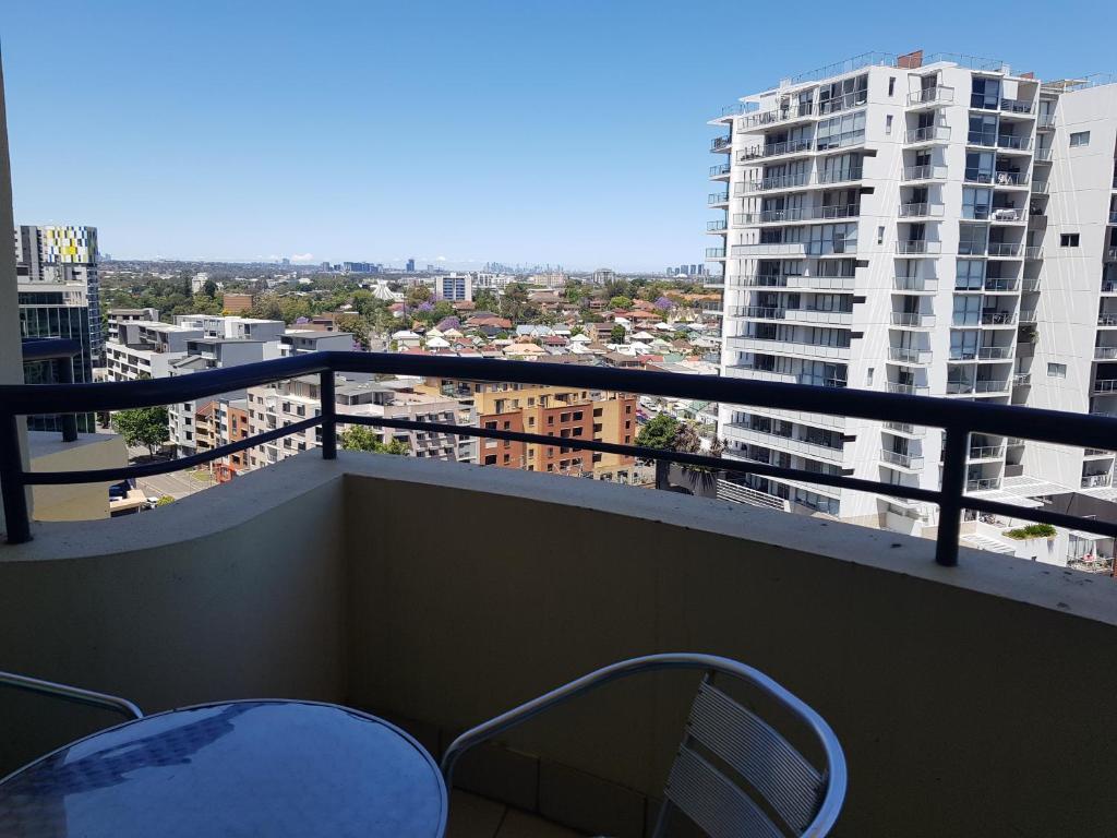 悉尼Parramatta Hotel Apartment的市景阳台