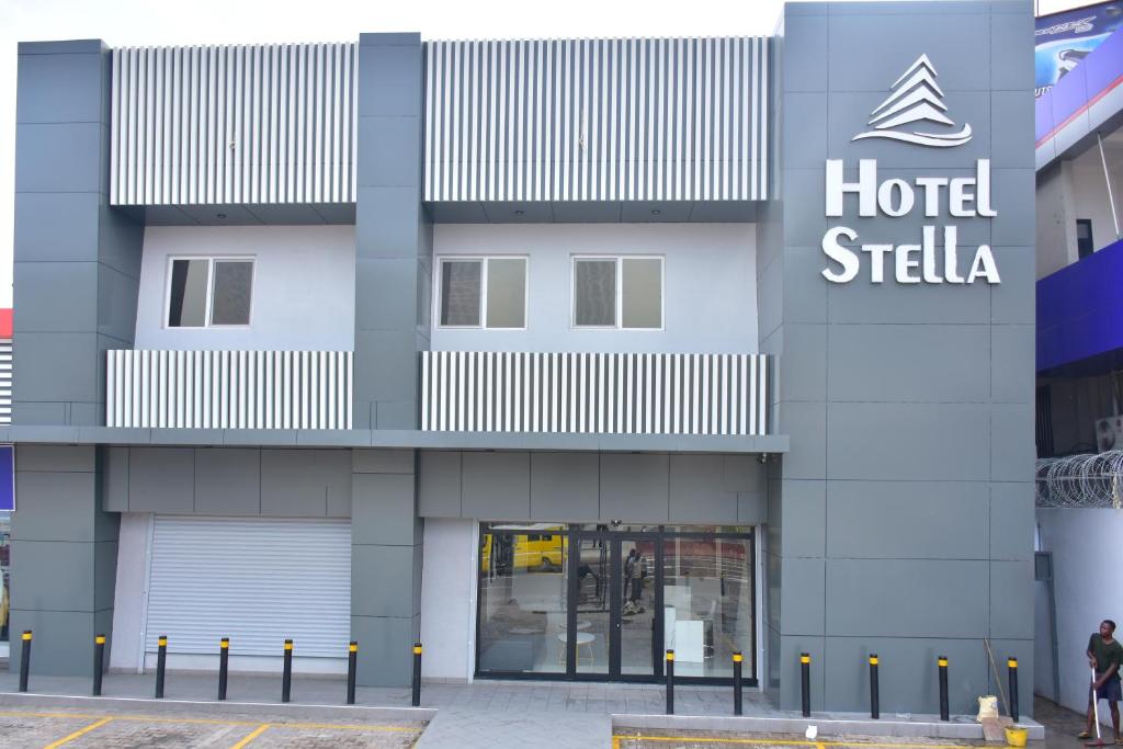 Hotel Stella的上面有酒店标志的建筑