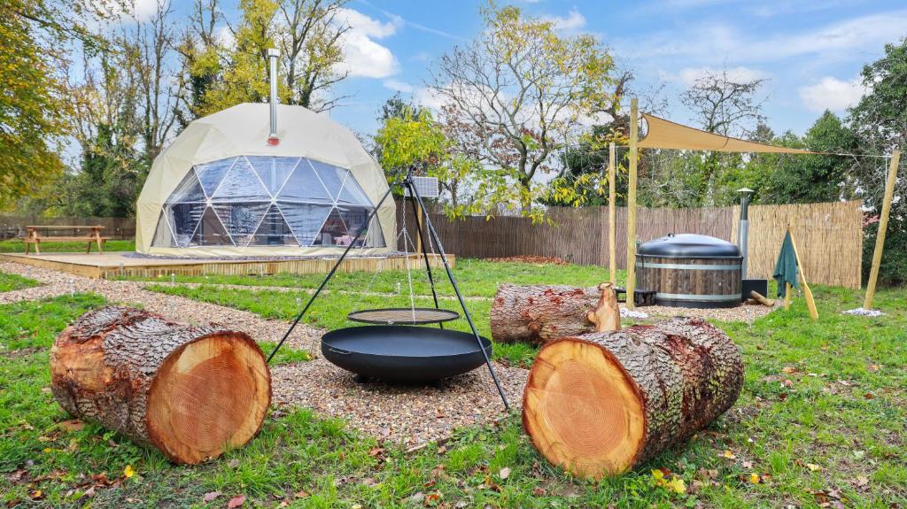 牛津Luxury Dome with Private Wood-Fired Hot Tub的院子中一组木头和帐篷