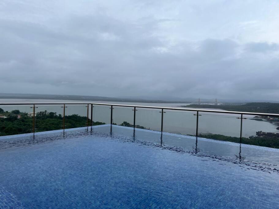 瓦斯科达伽马Studio Apt with Rooftop Panoramic views @ Dabolim的阳台享有水体美景。