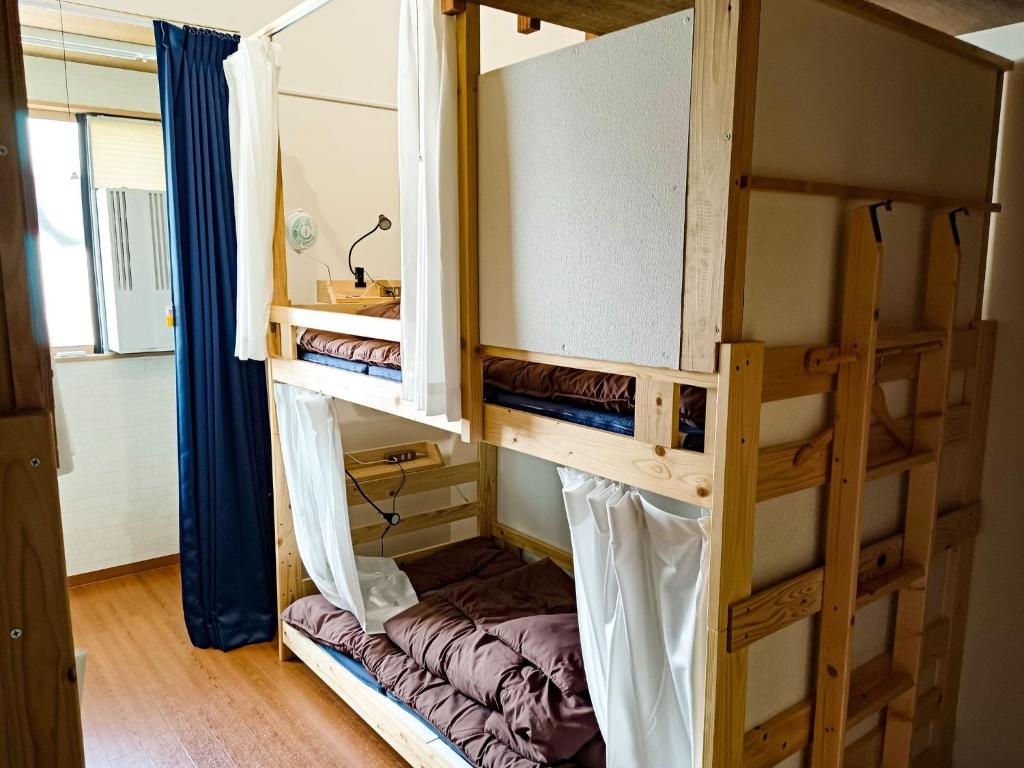 高松Guest House Ihatov - Vacation STAY 00941v的客房内的两张双层床