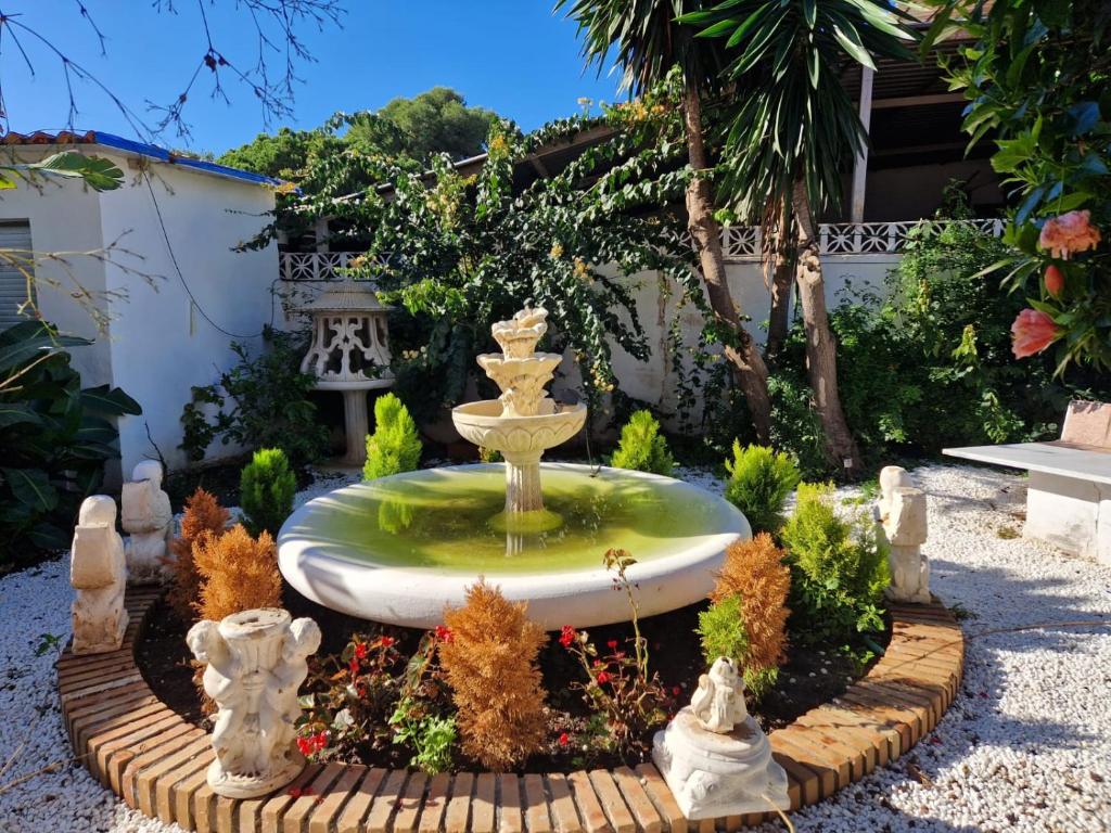 马贝拉Villa Costa Marbella的花园中央的喷泉