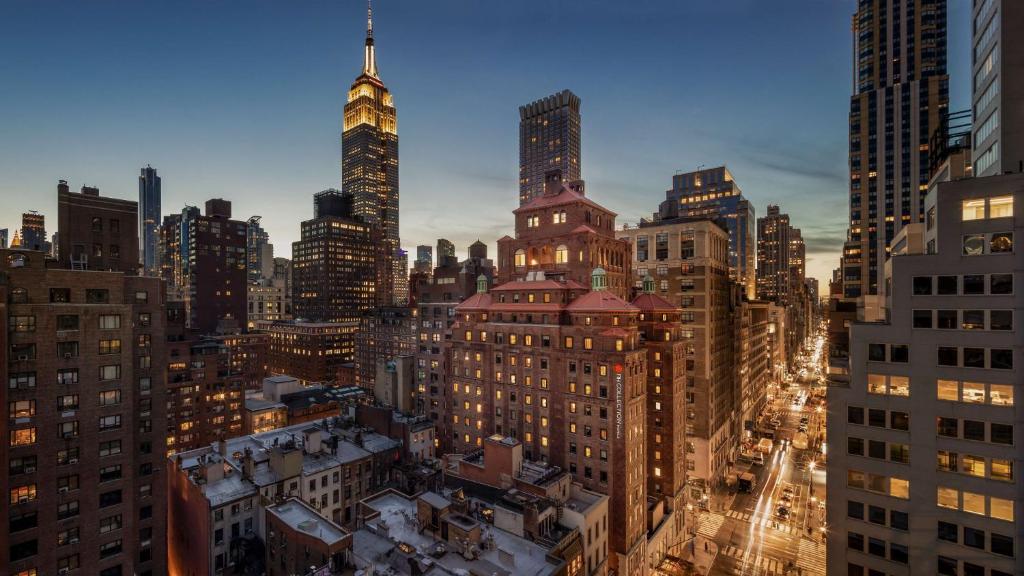 纽约NH Collection New York Madison Avenue的享有城市天际线的美景。