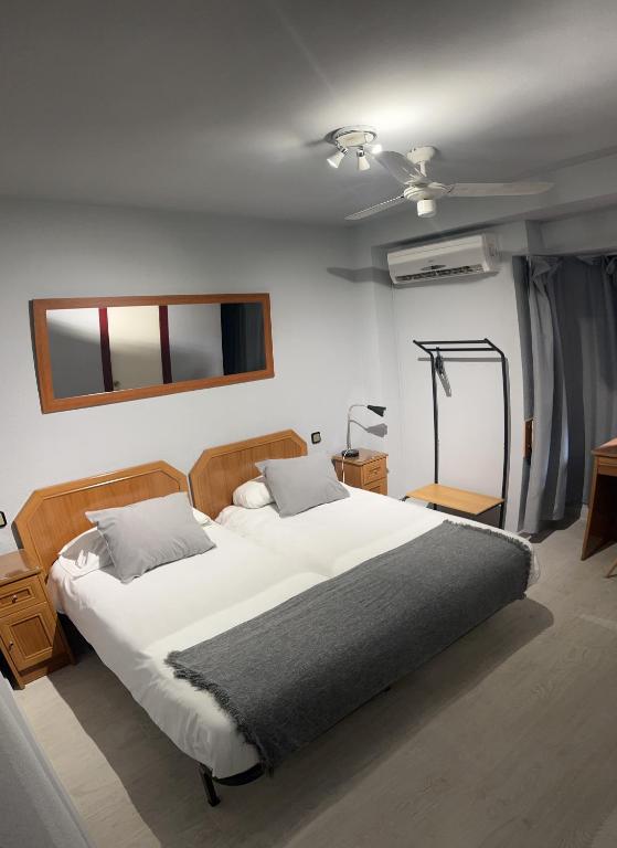 萨拉戈萨阿雷纳尔旅馆 的卧室设有一张白色大床和一扇窗户。