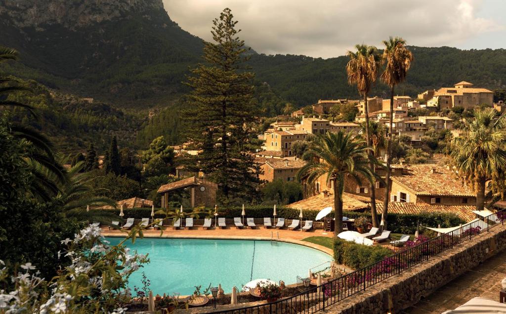 德阿La Residencia, A Belmond Hotel, Mallorca的享有带游泳池的度假村景致