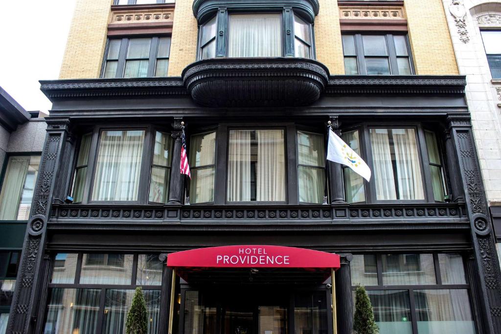 普罗维登斯Hotel Providence, Trademark Collection by Wyndham的前面有红色标志的建筑