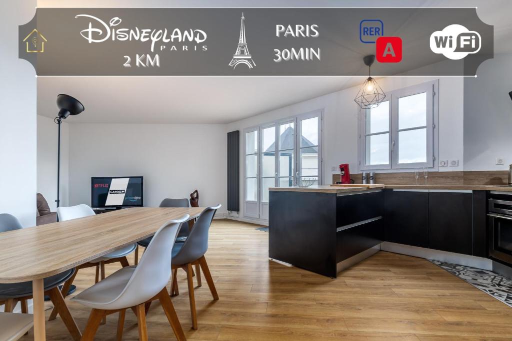 塞里斯Appart'Hôtel Gibraltar Disneyland Paris的厨房以及带桌椅的用餐室。