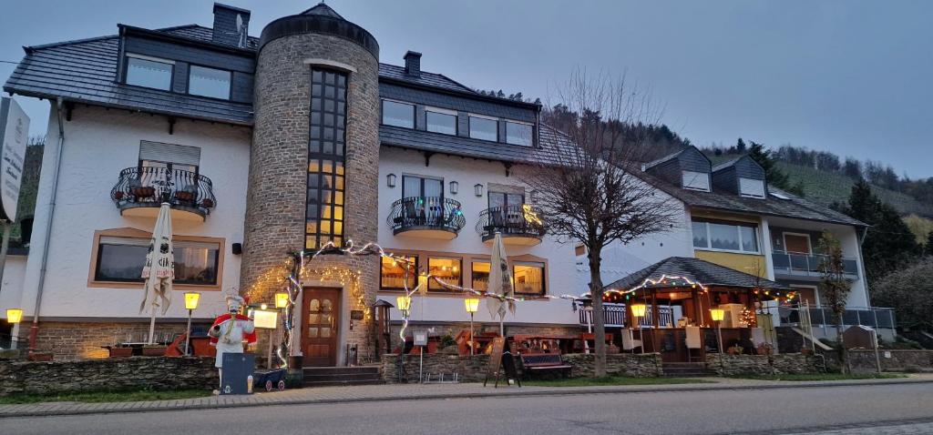 施莱希Hotel & Restaurant - Zum Schleicher Kuckuck的一座大型建筑,前面设有餐厅