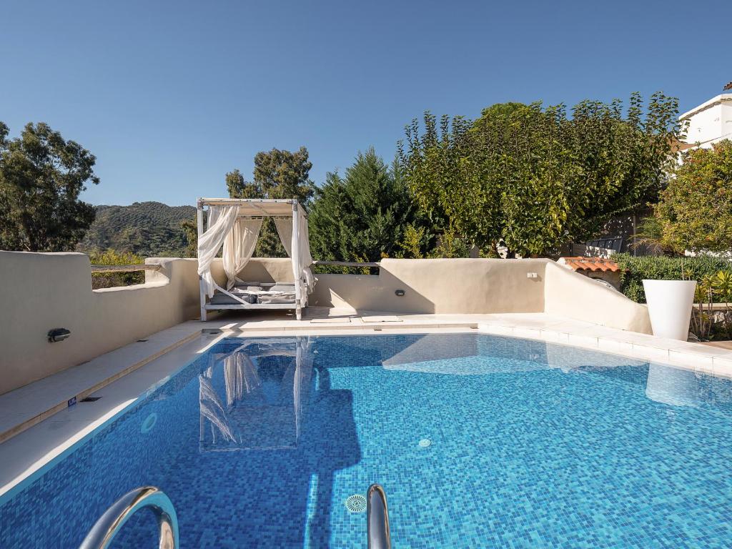 YerolákkosVerekinthos Villa, a Fine Country Retreat, By ThinkVilla的一个带椅子的游泳池和一个游泳池