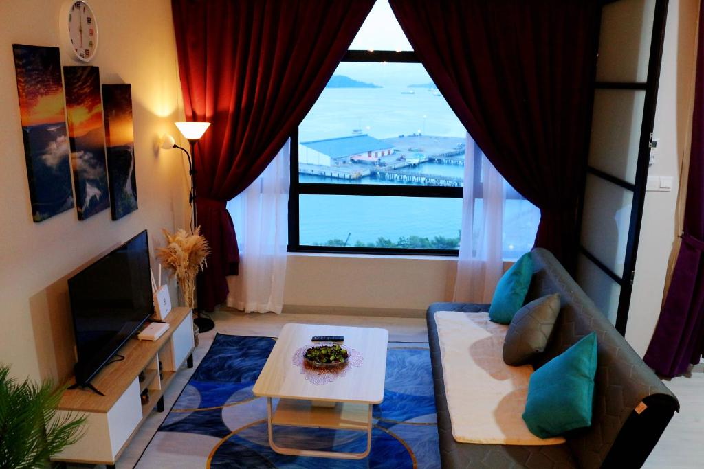 哥打京那巴鲁MLH Designer Suites @ Jesselton Quay CityPads的带沙发和大窗户的客厅
