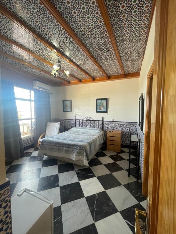 阿卡拉尔里奥起锚酒店的一间卧室配有一张床,铺有一个 ⁇ 板地板