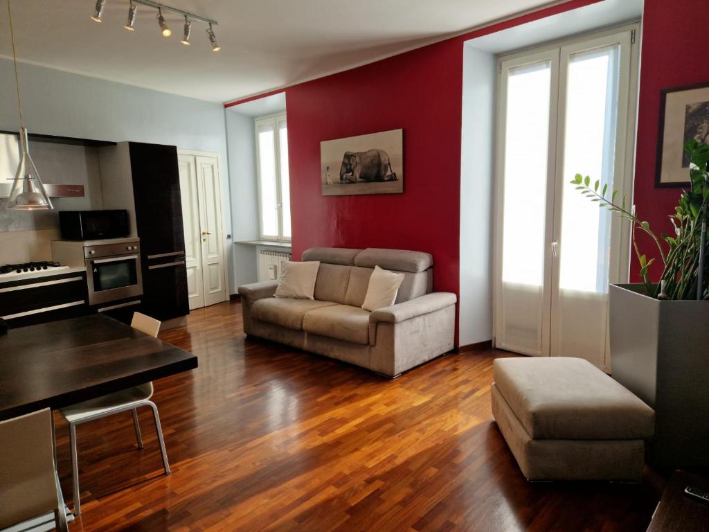 米兰Cozy flat mins walk to Navigli and metro Porta Genova的客厅配有沙发和桌子