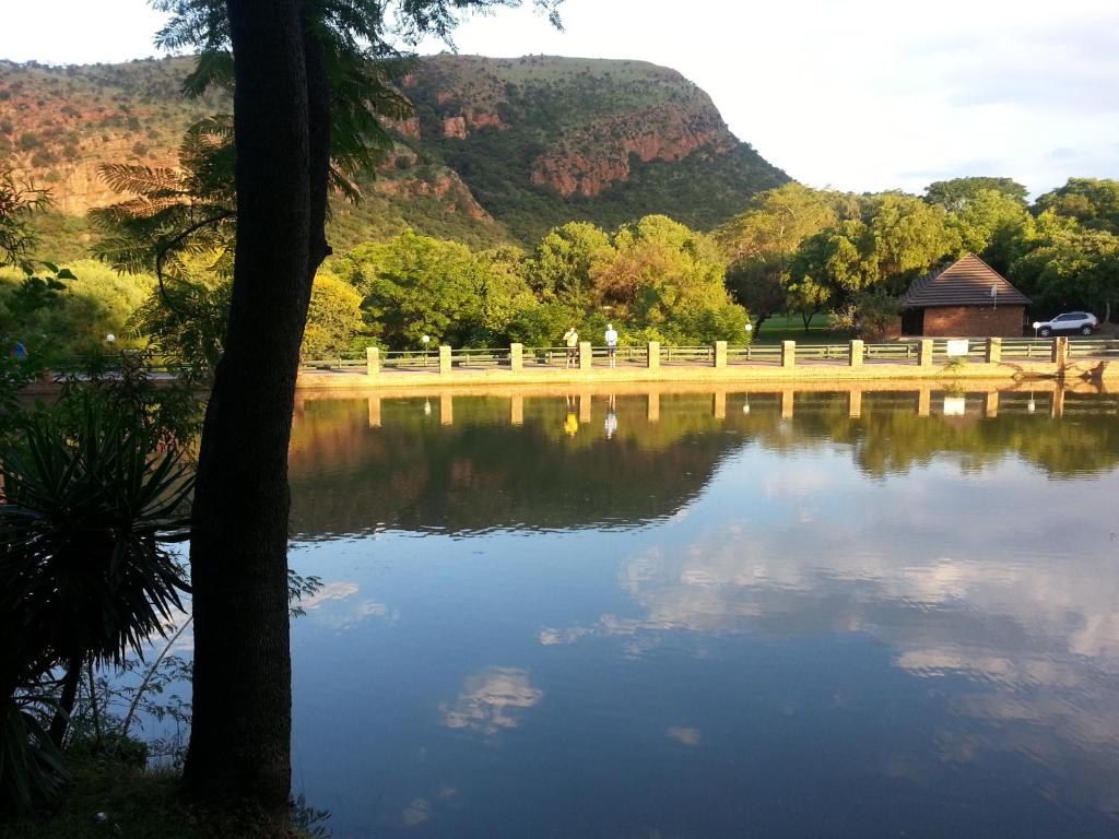 哈特比斯普特On Golden Pond - Mount Amanzi的一座有栅栏和山脉的湖泊