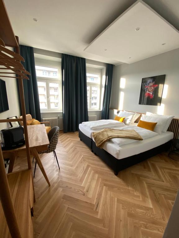 维也纳Boutique Hotel Kolbeck的一间卧室配有一张床和一张书桌
