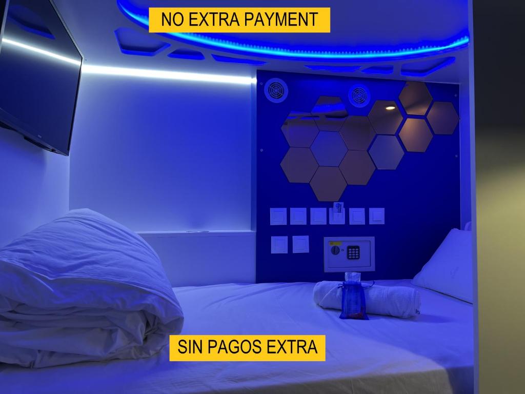 马德里Modular Rooms的一间设有床铺的客房,无额外的付款标志