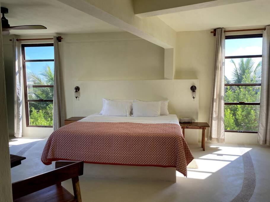 奥尔沃克斯岛Casa Molly的一间卧室设有一张大床和两个窗户。