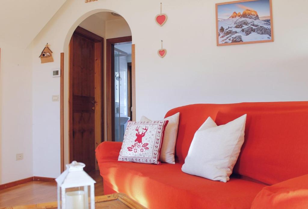 卡瓦莱塞CASA PARADISO - Vista valle的客厅里配有红色沙发及枕头