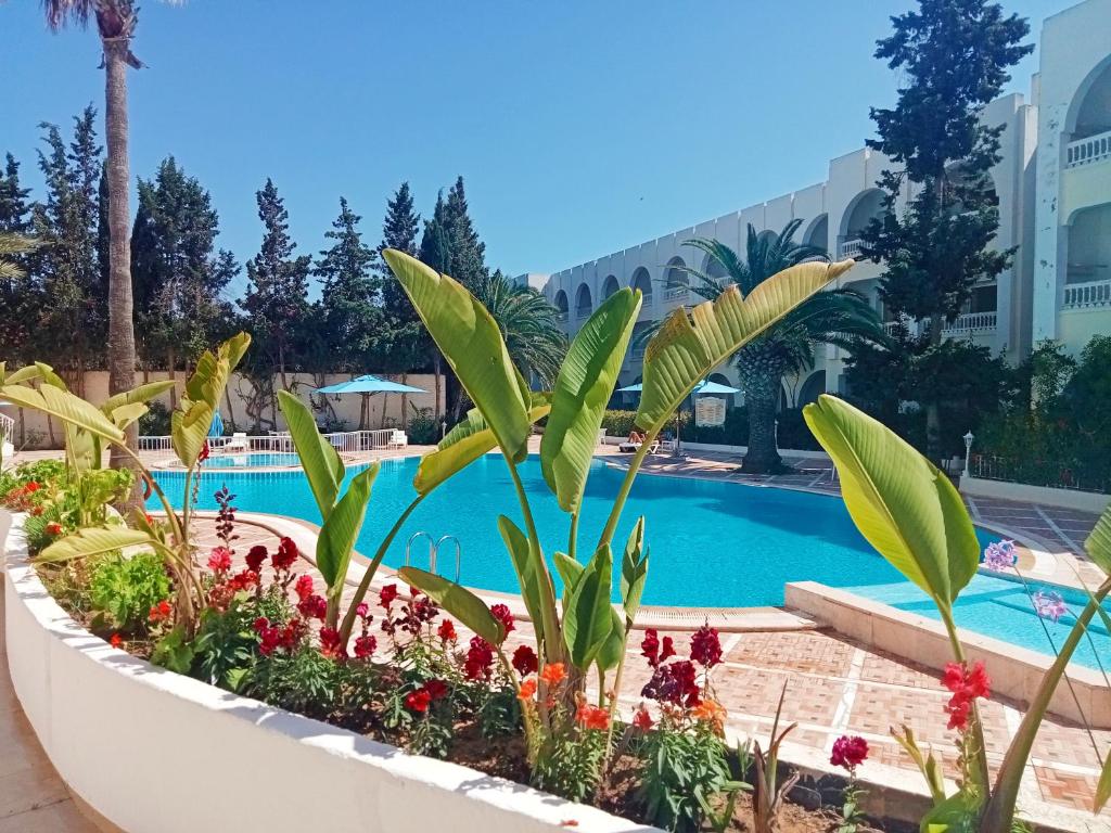 Hammamet SudResidence Royal - Deluxe的花草度假酒店的游泳池