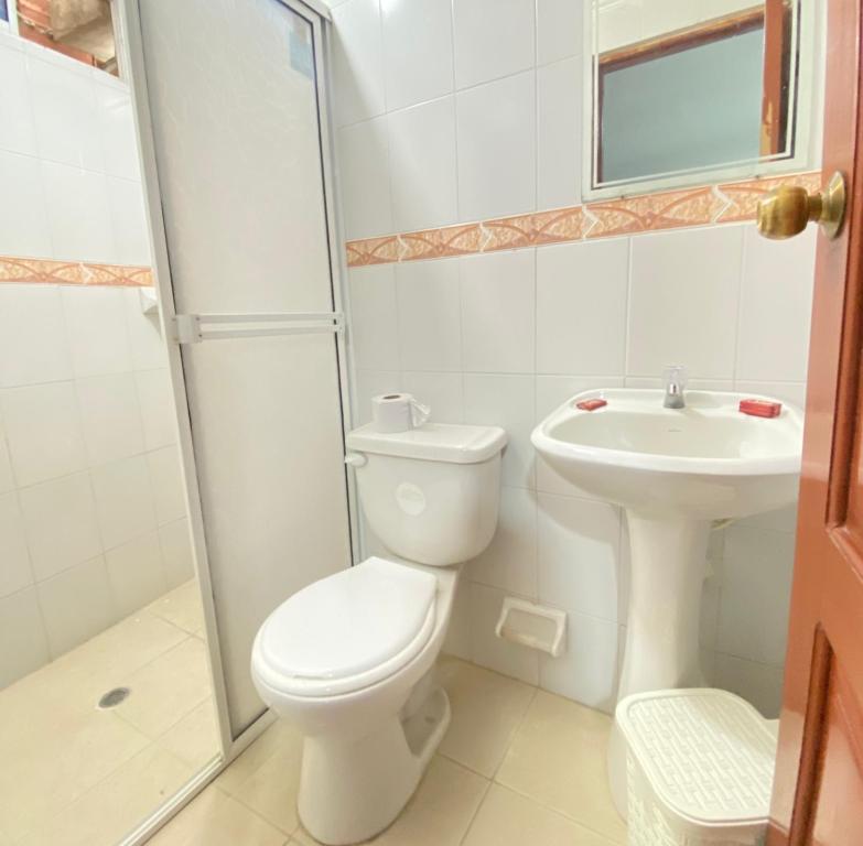 里奥阿查Hotel La Guajira的一间带卫生间和水槽的浴室