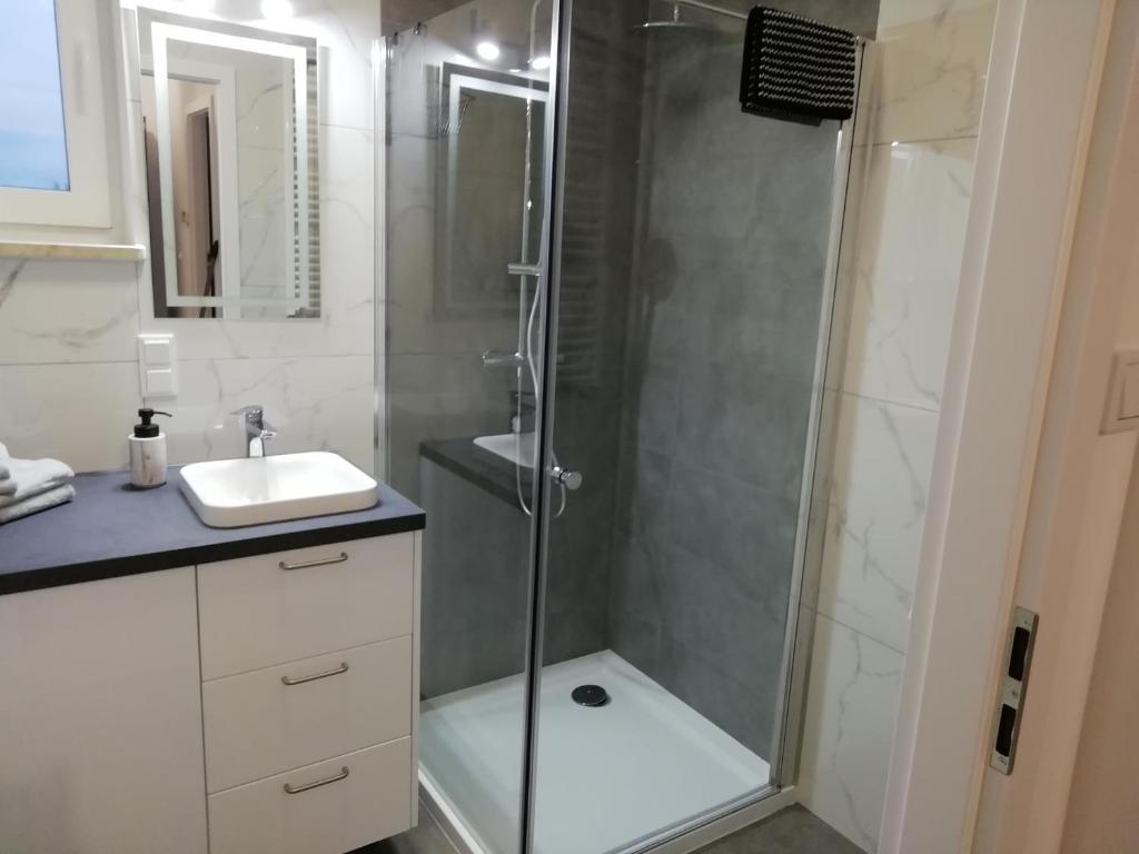 新苏尔Apartament MajaHouse的带淋浴和盥洗盆的浴室