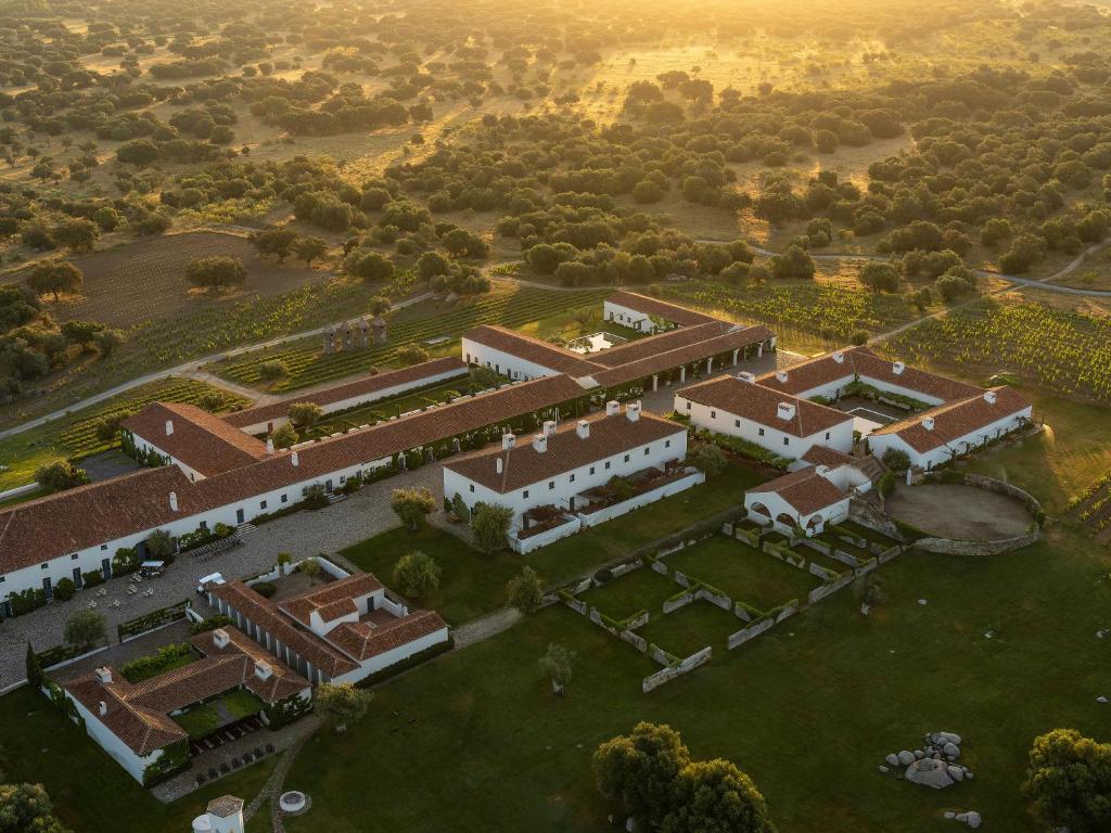 蒙萨拉什圣洛伦索巴洛卡酒店的校园建筑的空中景观