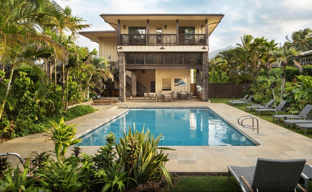 哈纳莱伊Hanalei Colony Resort的房屋前有游泳池的房子