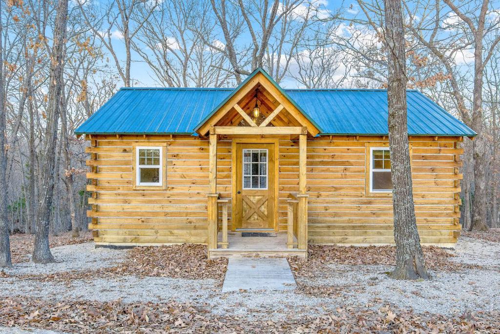 EldonThe Eldon Cabin Experience的木头上的蓝色屋顶的小木屋