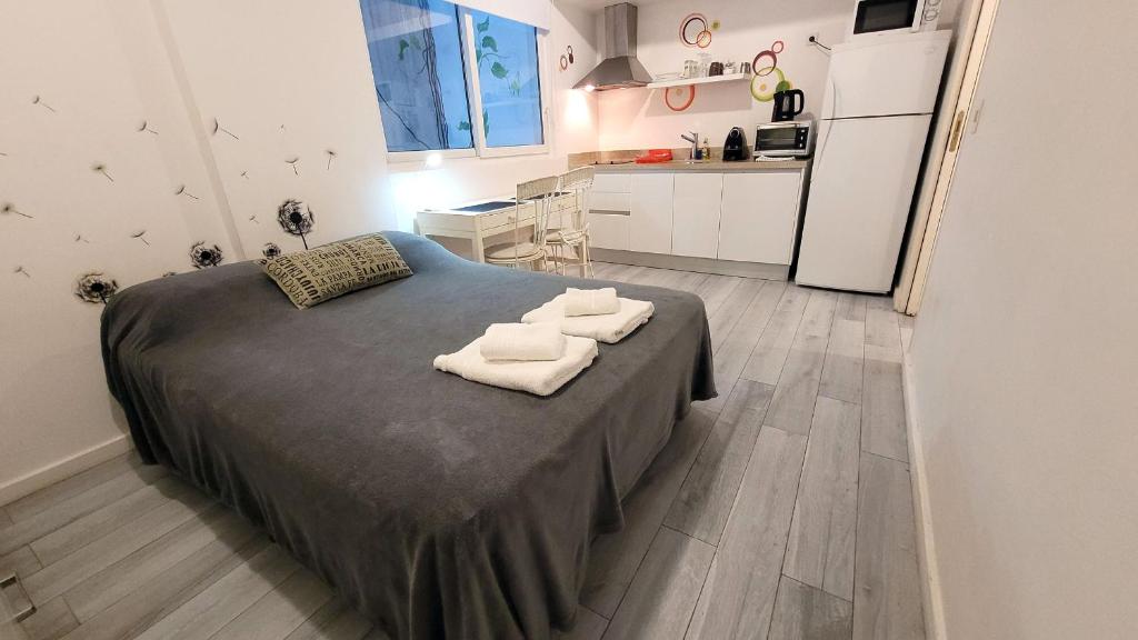 布宜诺斯艾利斯Cozy studio - Palermo Chico的一间卧室配有一张床,上面有两条毛巾