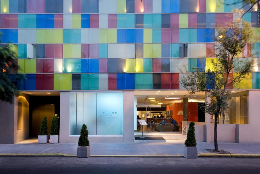 布宜诺斯艾利斯Boutique Suites Palermo的前面有树木的五颜六色的外墙