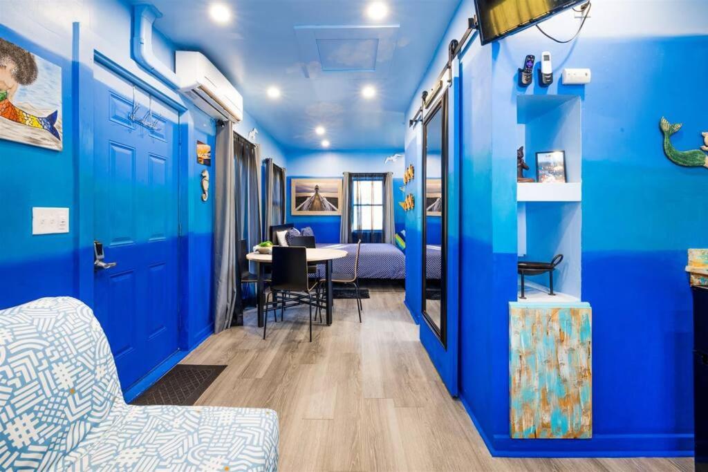 开普查尔斯Whimsical Tiny House, Cape Charles Virginia的一间拥有蓝色墙壁和桌椅的房间
