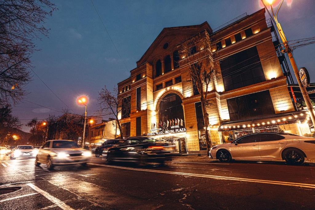 埃里温Royal Plaza by Stellar Hotels, Yerevan的一群汽车在晚上驶向城市街道