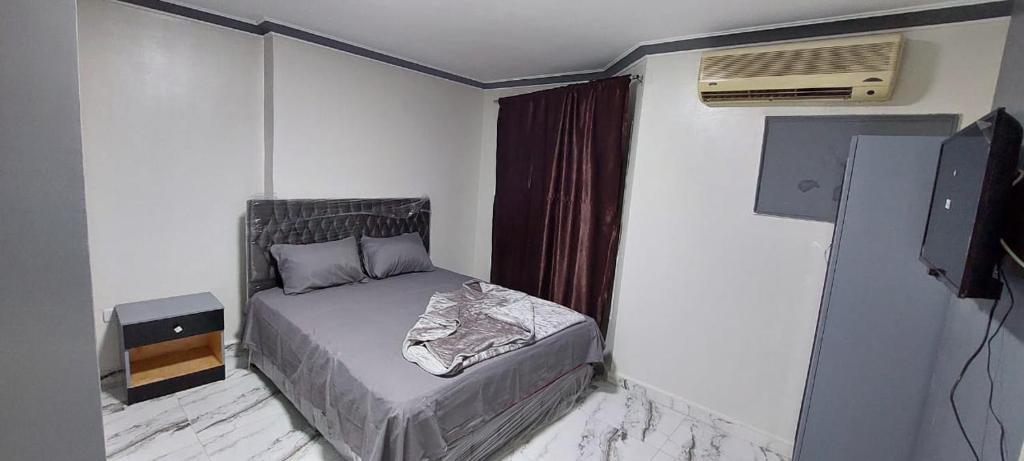 开罗Best Dreams Hotel的一间小卧室,配有一张床和空调