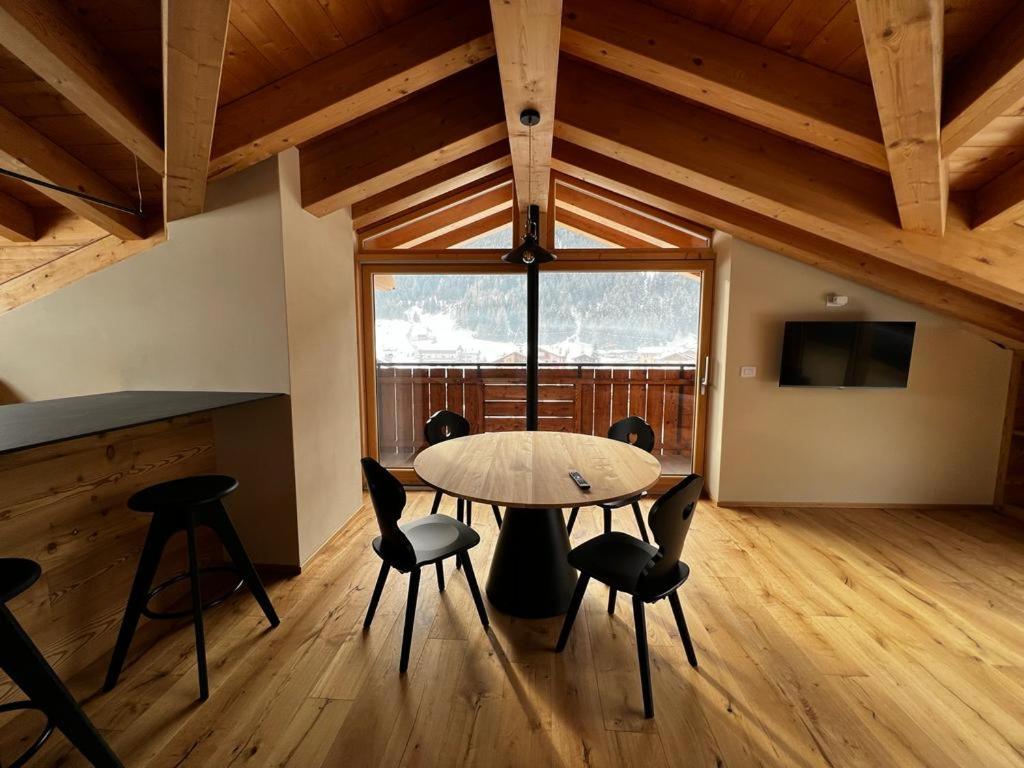 瓦尔迪登特罗YETI Design mountain apartments的配有大窗户的客房内的桌椅