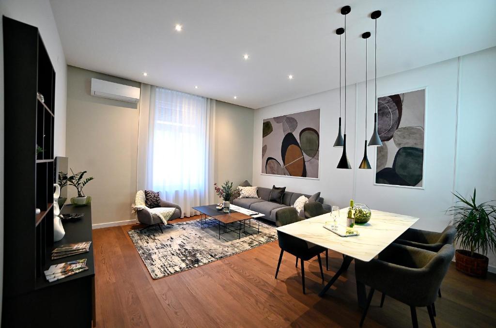 萨格勒布Nino Luxury Apartment的客厅配有桌子和沙发