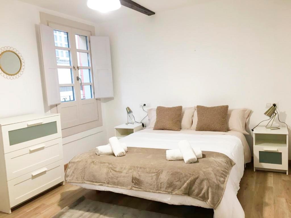 帕德隆Casa dos Cantares的白色的卧室设有一张大床和一个窗户