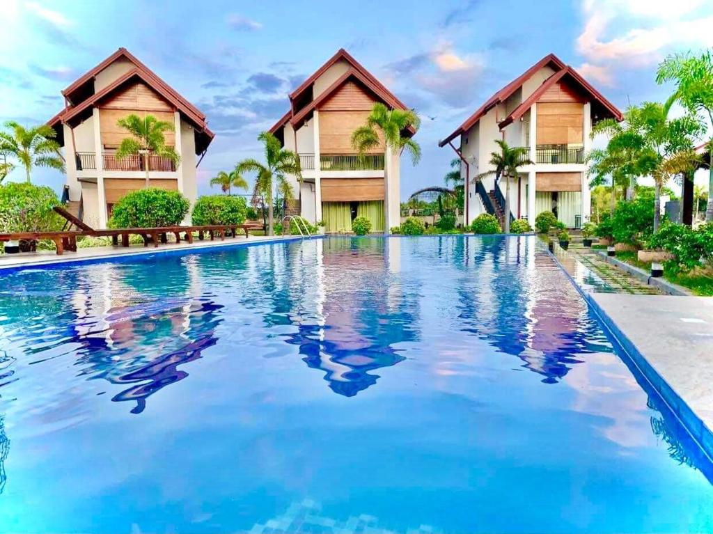 蒂瑟默哈拉默Avonil Resort Yala的度假村前的游泳池