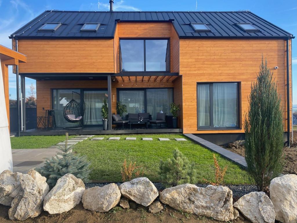 斯塔拉·里斯拉Chalet Sijkovsky的屋顶上设有太阳能电池板的房子