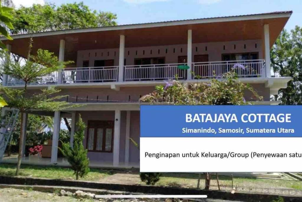 PanjaitanBatajaya Cottage的前面有标志的建筑