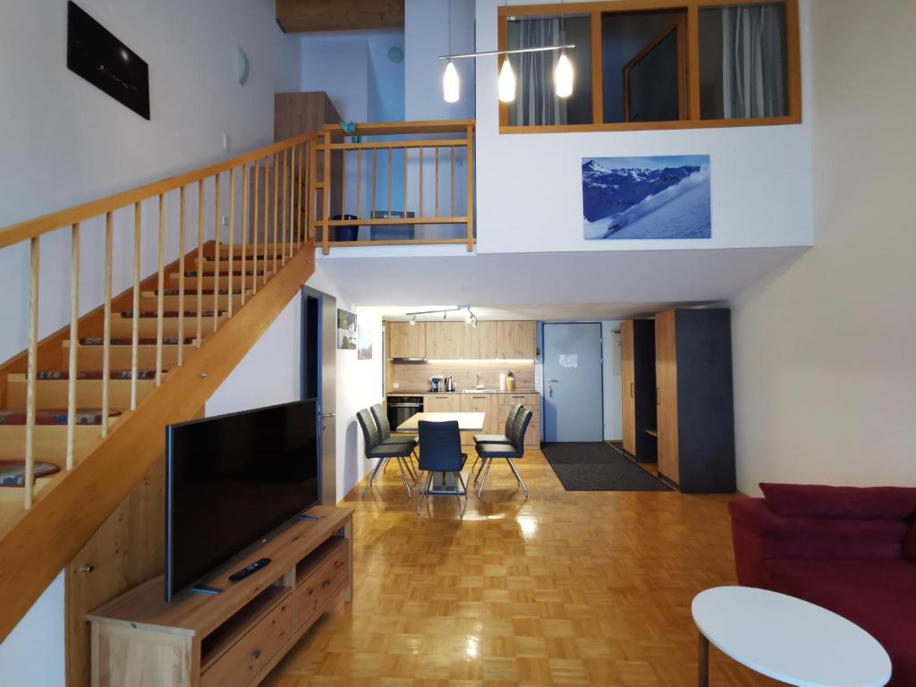 沃瑟姆阿尔伯格Apartment Bergführer的客厅、带楼梯的厨房和客厅