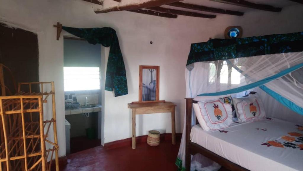 南威Marashi Villa的一间卧室配有一张带天蓬的床