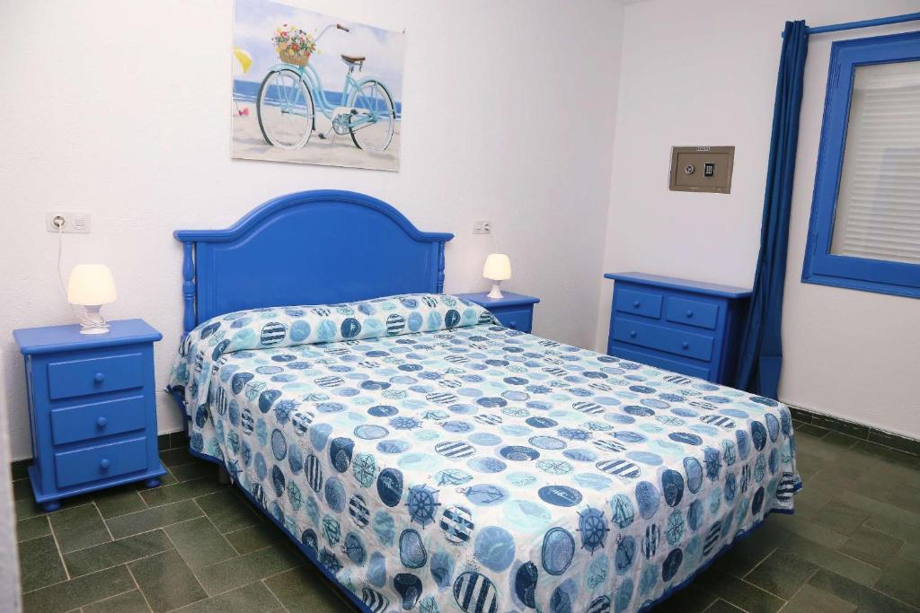 莱斯卡拉Pensió Solivent的一间卧室配有蓝色的床和2个蓝色的床头柜