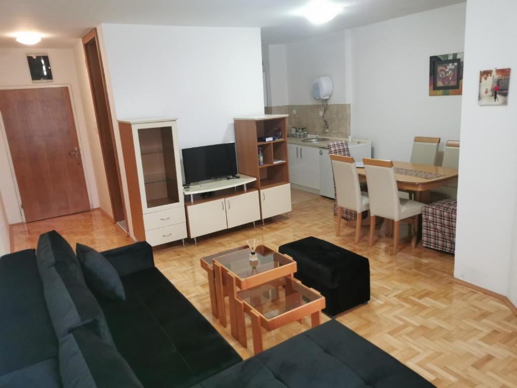 斯特鲁米察007 Apartments - TC Global, Strumica, Macedonia的客厅配有黑色沙发和桌子