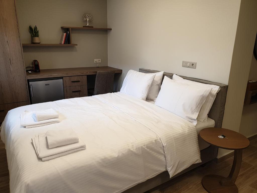 卡尔季察Olive Deluxe Room的卧室配有白色的床和2条毛巾
